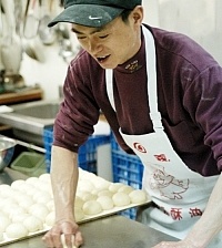 對不起！麵包賣太好了，連受訪時都要邊說話，邊做麵包。陳老闆在馬祖為不被看好的麵包市場，開出大紅盤。（圖／文：張登傑）