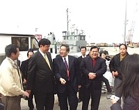 福建省台辦副主任韋忠慈(居中者)率團抵馬訪問,在福澳港邊與縣長陳雪生等人相見歡。(圖/文:曹重偉)