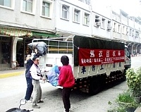環保局舊衣回收車首次上街,鄉親相當配合,累計回收了近八百公斤的舊衣物。(圖/文:曹重偉)