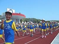 東引軍民運動大會開幕,運動員精神抖擻通過司令台。(圖/文:陳其敏)