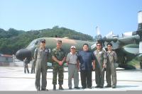 國軍Ｃ一三○運輸機正式完成南竿機場起降任務，載客可達九十人。圖為防衛司令陸華寧、議長陳振清與飛行員在機前合影，留下歷史鏡頭。（圖／文：宋志富）