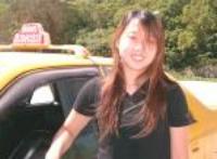馬祖年輕女性開計程車成為國內媒體旅遊主題之一，主要是地方治安好，在工作尋覓不易狀況下，加入自由行業。圖為漂亮美眉司機池秀玲。（圖／文：宋志富）