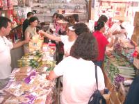 山隴廣場土產店在週末假日買氣鼎盛，團體遊客購，買以陳高及土產為主，業者說利潤不高，主要競爭削價所致。（圖／文：宋志富）