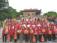 北竿芹壁龍角峰廟進香團員與縣長、立委在祖廟前合影。（圖／連江縣政府提供）