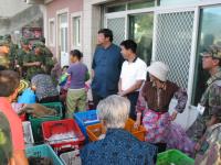 北竿四位漁民以圍網在芹壁外海捕獲三千多斤鯷仔，為近二、三十年少見的一次撈捕數量。圖為運至南竿二千多斤，縣長陳雪生、北竿議員陳貴忠等到場關心銷售狀況。（圖／文：宋志富）
