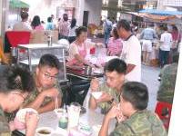 山隴傳統市場外早點店面、攤位增加,軍民有了多重選擇。(圖/文:宋志富)