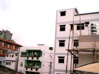 近年民間「起厝」大興土木,南竿戶數最多,最高五層樓,在欠缺管理及制約下,窄巷更加閉塞。(圖/文:宋志富)