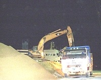 兩馬小三通全面恢復,貨物運輸砂石、建材等已運至四噸,暫時紓解民間營造工程需求。圖為大陸寶昌八號運進砂石,貨車連夜卸運作業。(圖/文:宋志富)