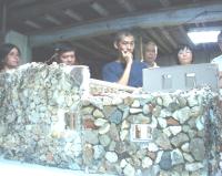 喻肇青教授與鐵板村民面對著團隊所製作的新屋模型,思考閒置老屋重建的空間使用概念。(圖/文:張登傑)
