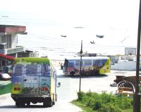 卡蹓公車首次上路,三十五位台馬乘客,由兩部彩繪車輛穿梭各景點,受到注目。(圖/文:張登傑)
